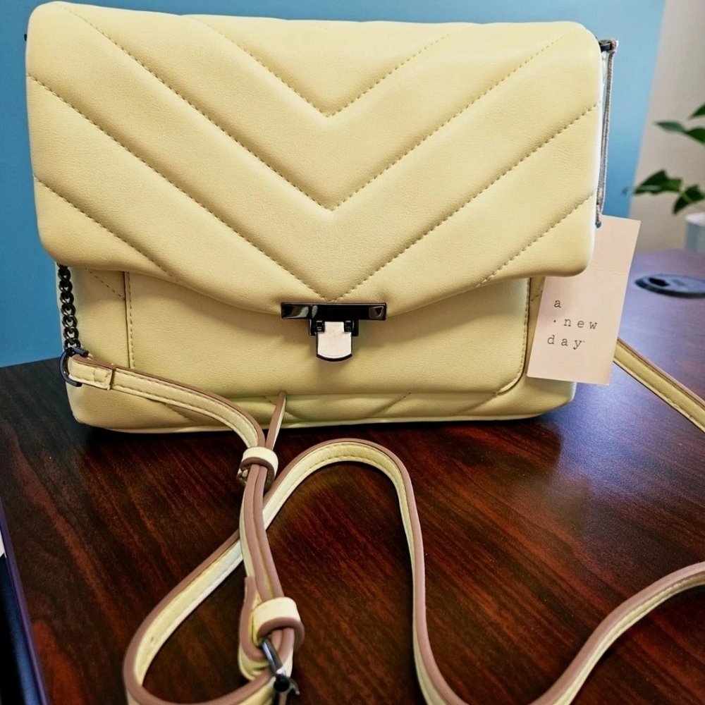 "A New Day" Quilted Crossbody NWT - Picture 3 of 9